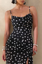Rebecca | Robe longue sirène noire et blanche à pois avec encolure drapée et fente